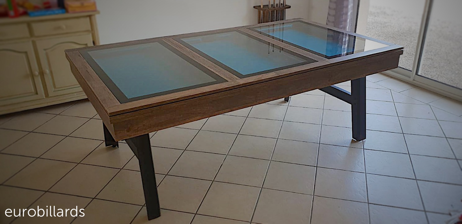 Table en chêne finition old timer avec plateau en verre sur piétement métallique noir et rouille, qui se transforme en billard au look industriel